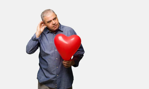 Homme Âge Moyen Célébrant Saint Valentin Essayer Écouter Potins — Photo