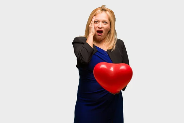 Lateinamerikanerin Mittleren Alters Feiert Valentinstag Überrascht Und Schockiert — Stockfoto