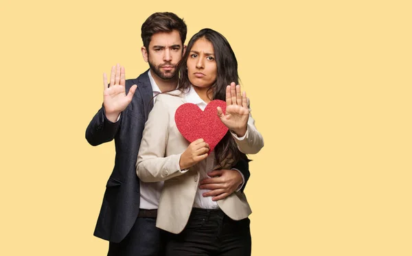 Junges Paar Valentinstag Legt Hand Vor — Stockfoto