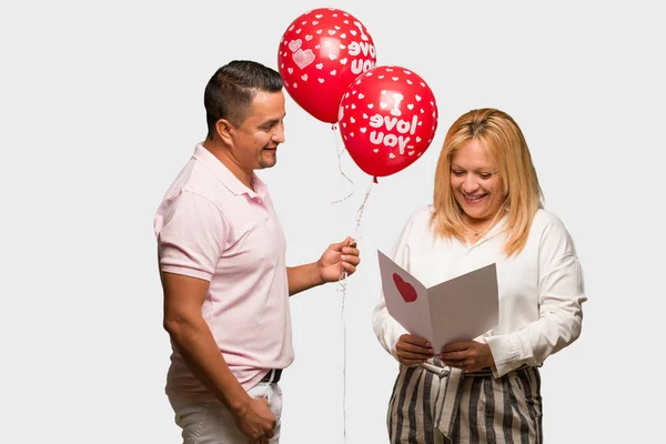 Casal Latino Meia Idade Celebrando Dia Dos Namorados — Fotografia de Stock