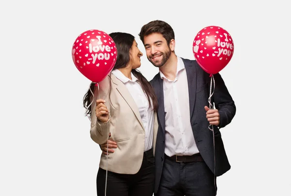 Jovem Casal Dia Dos Namorados Dando Abraço — Fotografia de Stock