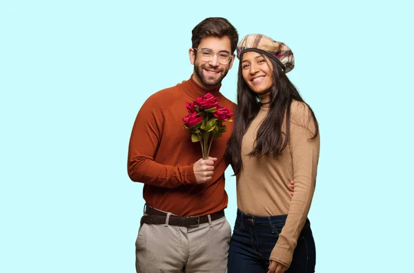 Jovem Casal Dia Dos Namorados Alegre Com Grande Sorriso — Fotografia de Stock