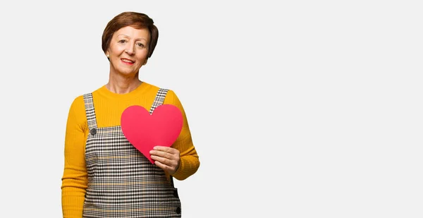 Mujer Mediana Edad Celebrando Día San Valentín Alegre Con Una — Foto de Stock