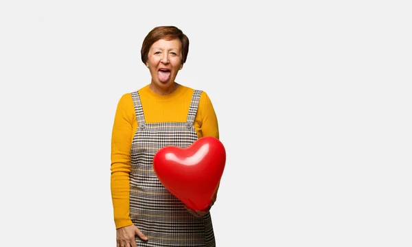 Frau Mittleren Alters Feiert Valentinstag Lustig Und Freundlich Zunge Zeigend — Stockfoto