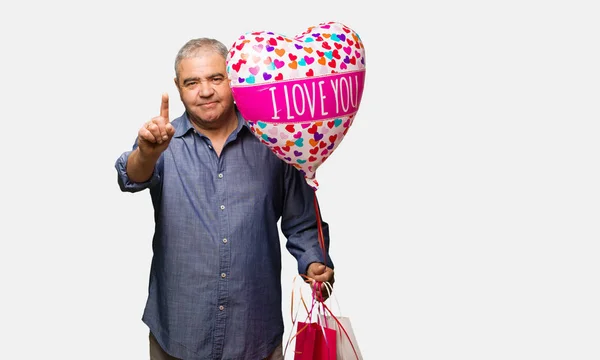 Homem Meia Idade Celebrando Dia Dos Namorados Mostrando Número — Fotografia de Stock