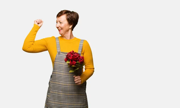 Mujer Mediana Edad Celebrando Día San Valentín Que Rinde — Foto de Stock