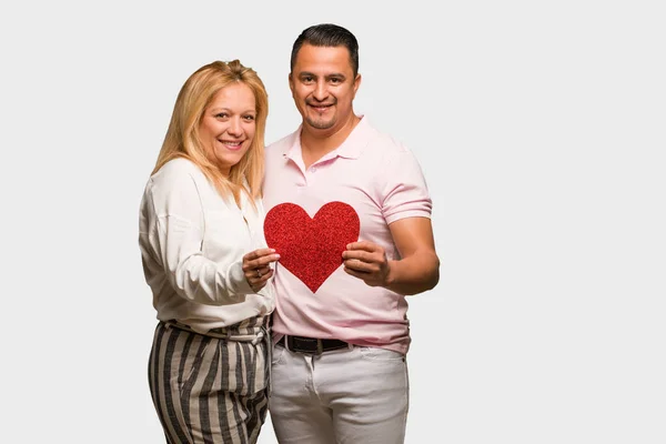 Coppia Latina Mezza Età Che Celebra Giorno San Valentino — Foto Stock