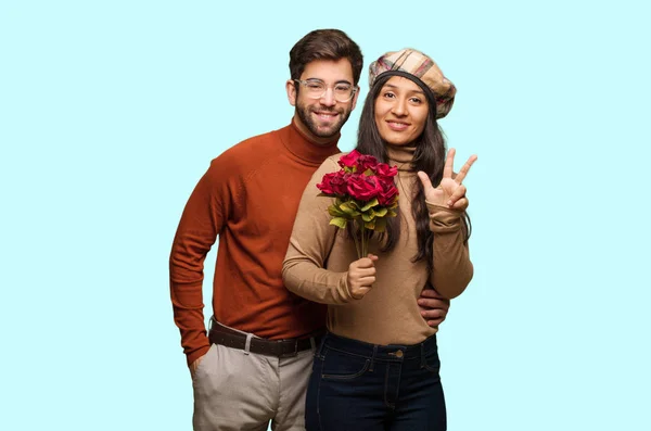 Jovem Casal Dia Dos Namorados Mostrando Número Três — Fotografia de Stock