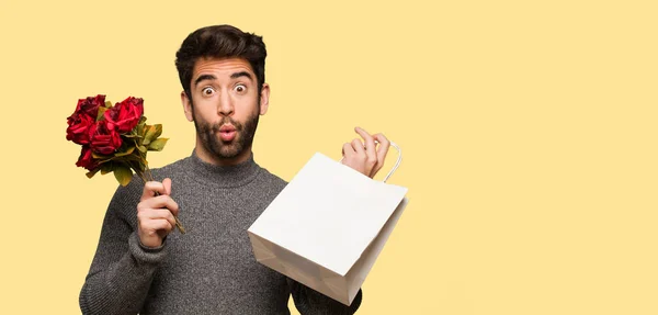 Giovane Uomo Che Celebra San Valentino — Foto Stock