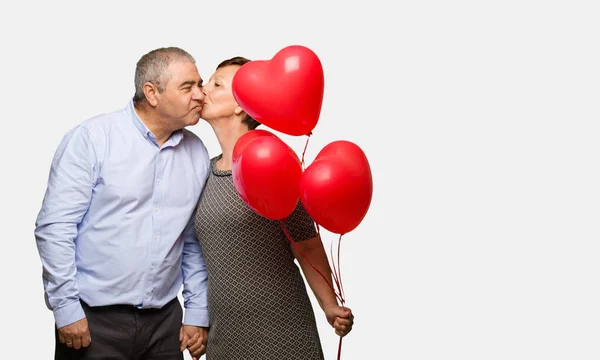 Casal Meia Idade Celebrando Dia Dos Namorados — Fotografia de Stock