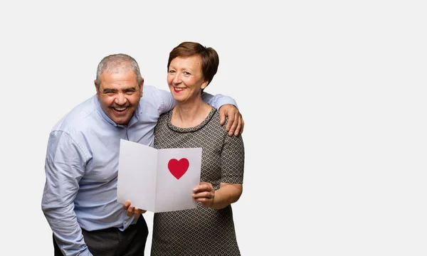 Casal Meia Idade Celebrando Dia Dos Namorados — Fotografia de Stock