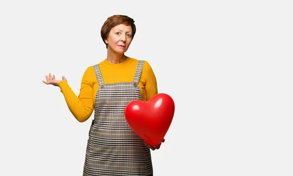 Frau Mittleren Alters Feiert Valentinstag Zweifelnd Und Achselzuckend — Stockfoto