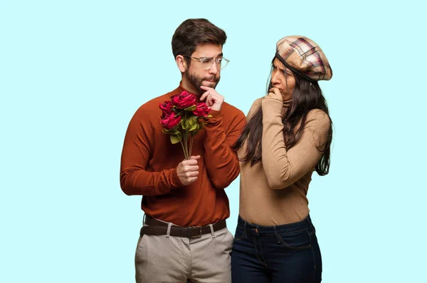 Casal Jovem Dia Dos Namorados Duvidar Confuso — Fotografia de Stock