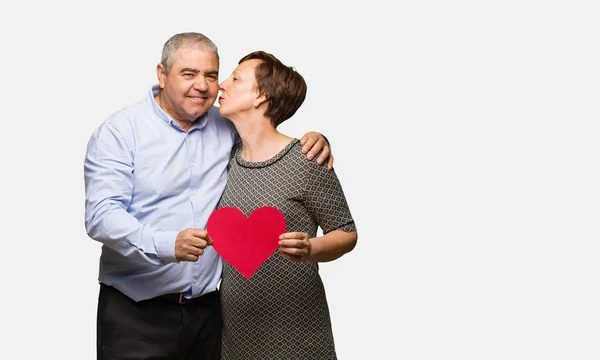 Casal Meia Idade Celebrando Dia Dos Namorados — Fotografia de Stock