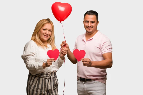 Lateinisches Paar Mittleren Alters Feiert Valentinstag — Stockfoto