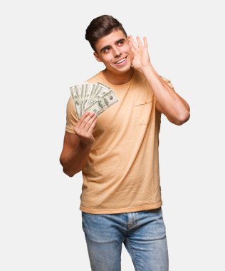 Bir dedikodu dinleme genç adam holding dolar deneyin