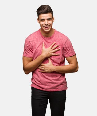 Gereksiniminin bir jest yapan genç yakışıklı erkek