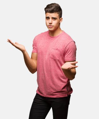 Ağız işaret gülümsüyor, genç yakışıklı adam