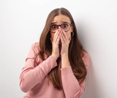 Genç güzel kadın çok korkmuş ve korkmuş gizli