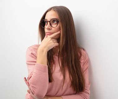 Sevimli kadın hakkında bir fikir düşünüyorum