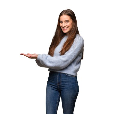 Elleriyle bir şey tutan genç beyaz kadın