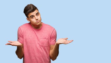 Genç yakışıklı adam yorgun ve çok uykulu