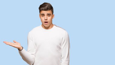 Otantik delikanlı bir şey palm el tutan