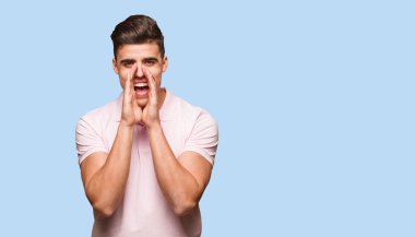 Yakışıklı delikanlı önüne mutlu bir şeyler bağırmak