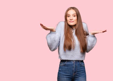 Şüphe ve omuzlarında shrugging Genç beyaz kadın