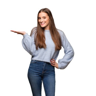 El ile bir şey tutan genç beyaz kadın