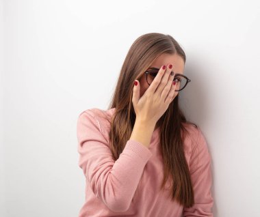 Utandım ve aynı anda gülüyor sevimli kadın