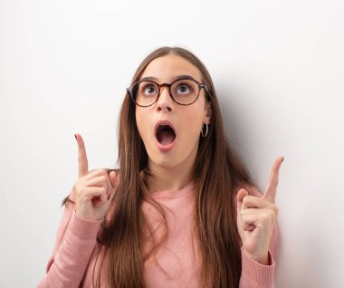 Bir şey göstermek için yukarıyı Genç Sevimli Kadın şaşırttı