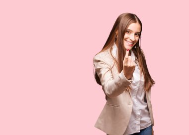 Genç beyaz iş kadını gelmek için davet