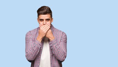 Genç havalı adam şaşırdı ve şok oldu.