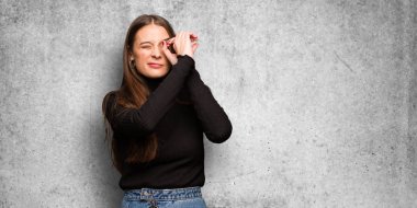 Genç güzel kadın bir spyglass jest yapma