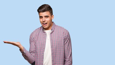 Genç serin bir şey palm el tutan adam