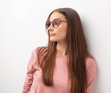 Genç Sevimli Kadın tarafındaki cepheye arıyorsunuz