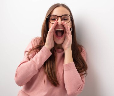 Sevimli kadın önüne mutlu bir şeyler bağırmak