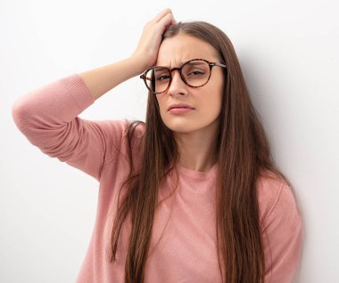 Genç Sevimli kadın yorgun ve çok uykulu