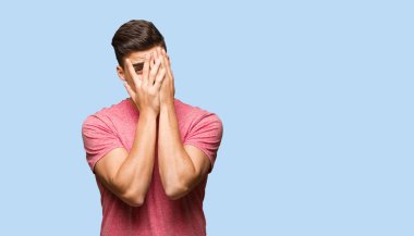 Bir şey göstermek için yukarıyı genç yakışıklı adam şaşırttı