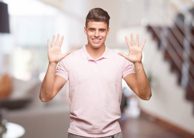 Genç yakışıklı gösteren on numara adam