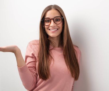 El ile bir şey tutan genç Sevimli Kadın