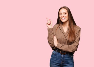 Yan parmak ile işaret eden genç kafkas kadın