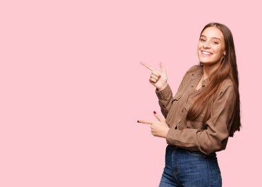 Yan parmak ile işaret eden genç kafkas kadın