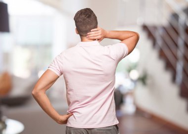 Bir şey hakkında düşünmeye arkasından yakışıklı delikanlı