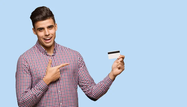 Jonge Man Met Creditcard Iets Met Hand Houden — Stockfoto