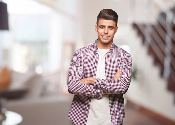 Joven Hombre Fresco Cruzando Los Brazos Sonriendo Relajado —  Fotos de Stock