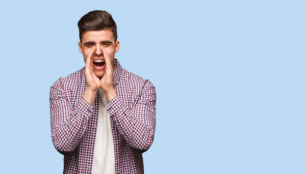 Jovem Homem Legal Gritando Algo Feliz Para Frente — Fotografia de Stock