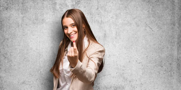 Junge Kaukasische Geschäftsfrau Lädt Zum Kommen Ein — Stockfoto