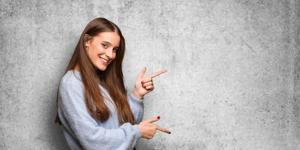 Unga Kaukasiska Kvinna Som Pekar Sidan Med Finger — Stockfoto